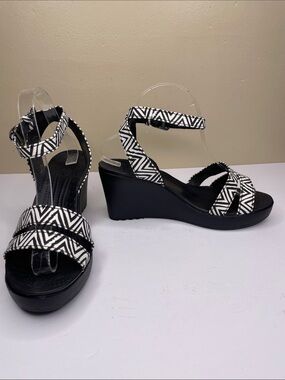 CROCS Leigh Ankle Wedge Sandals Black & White Geometric Print 9